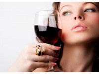 Khoa học chứng minh phụ nữ uống rượu vang đỏ dễ có con hơn?